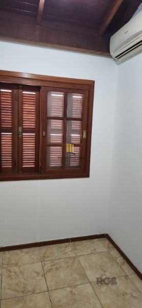 Sobrado em Porto Alegre, no bairro Vila Nova, com 3 dormitório(s), e 3 banheiros