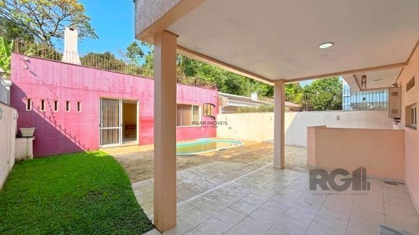 Casa em Porto Alegre, no bairro Nonoai, com 4 dormitório(s), à venda.