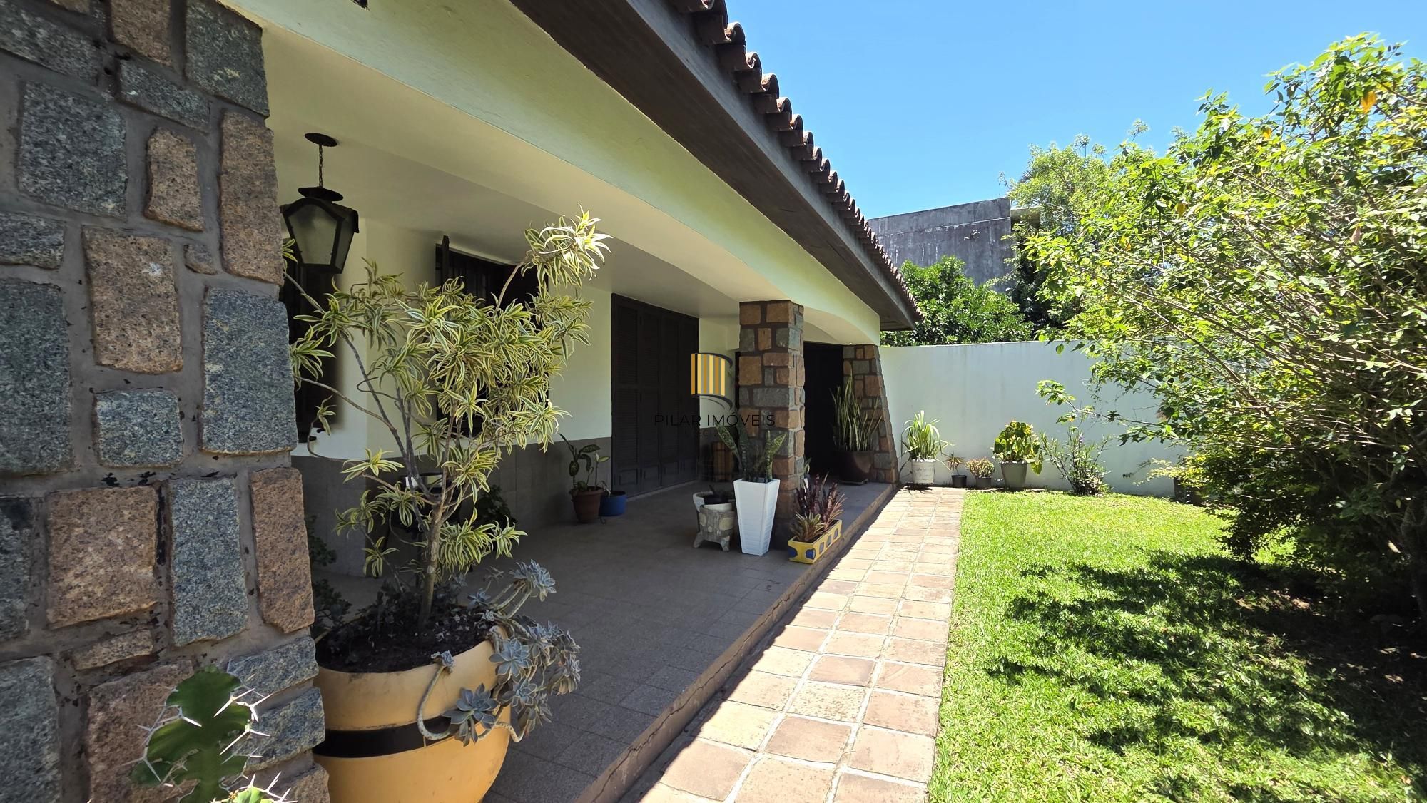 Belíssima casa de esquina, em estilo colonial com 277m2 de área privativa, terreno com 1014m2, 4 dormitórios e 3 suítes.