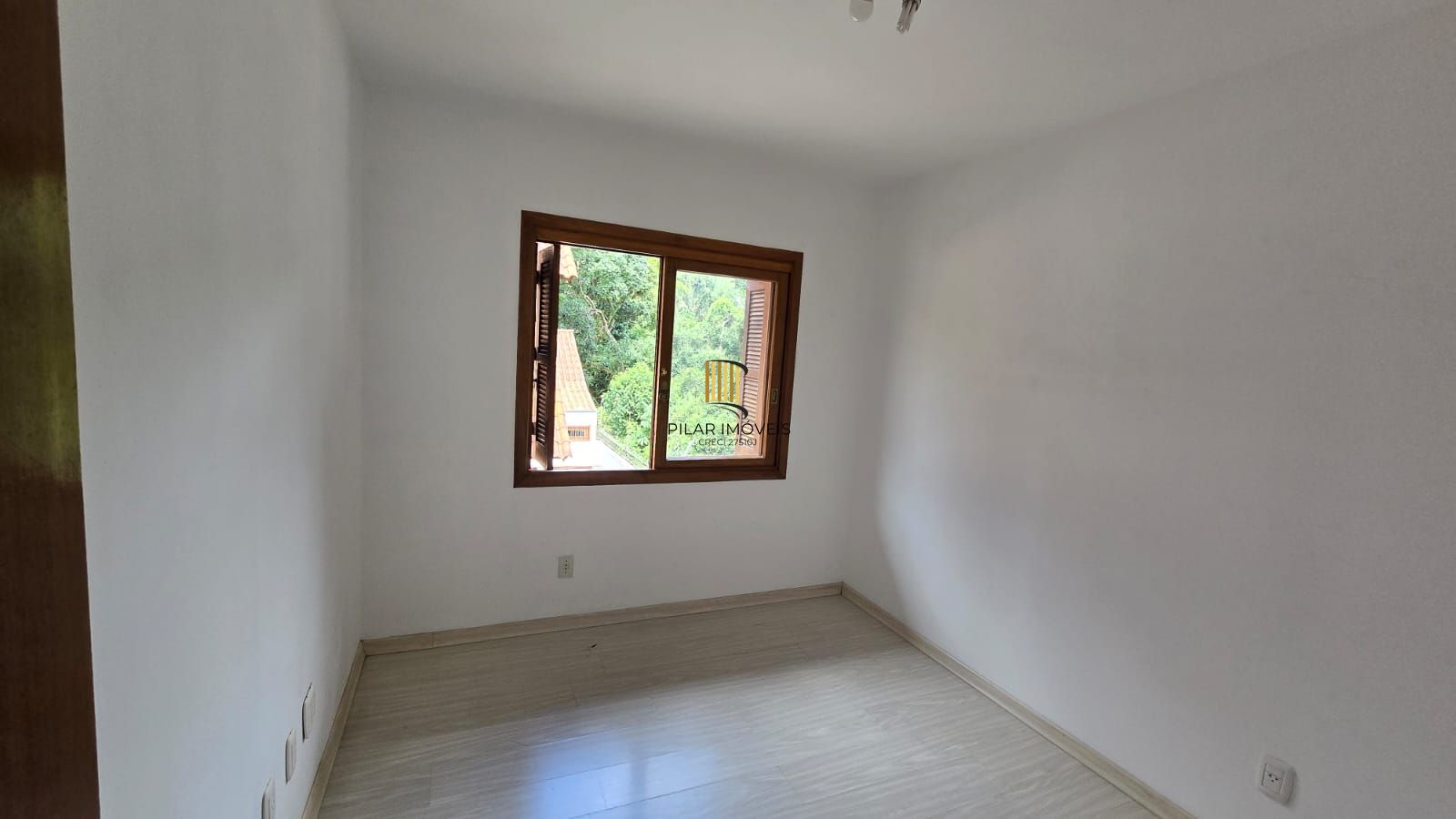 Casa em condomínio fechado com 3 dormitórios-1 suíte no Bairro Guarujá