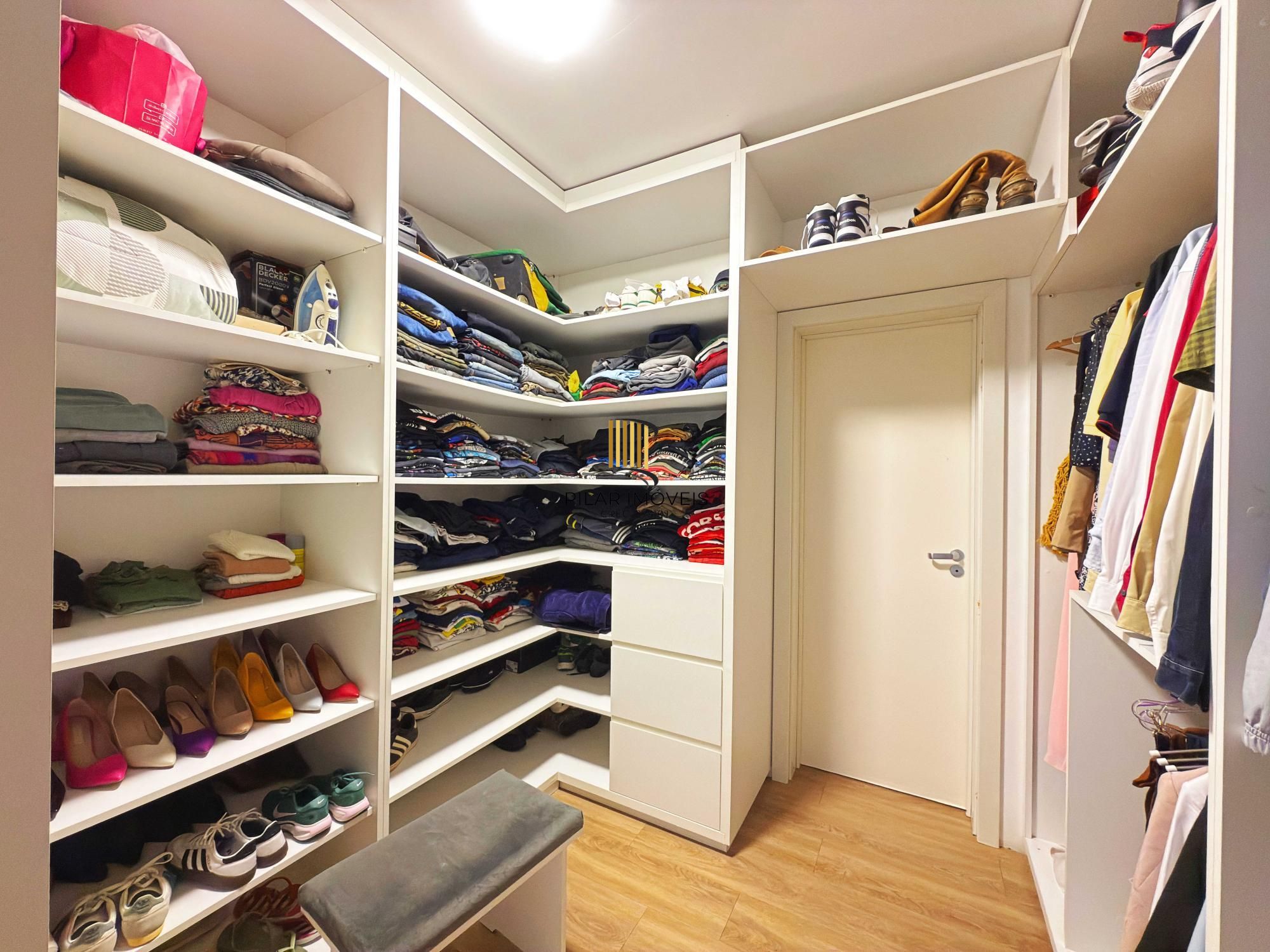 Linda residência com  3 dormitórios, sendo 1 suíte, com Linda Vista do Bairro.