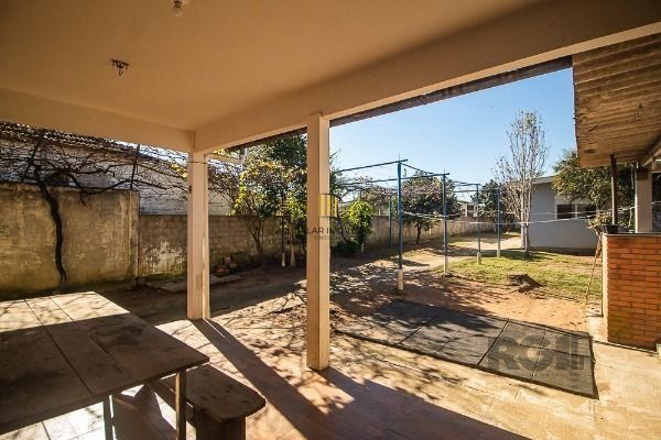 Casa em Porto Alegre, no bairro Vila Nova, com 6 dormitório(s), e 6 banheiros, à