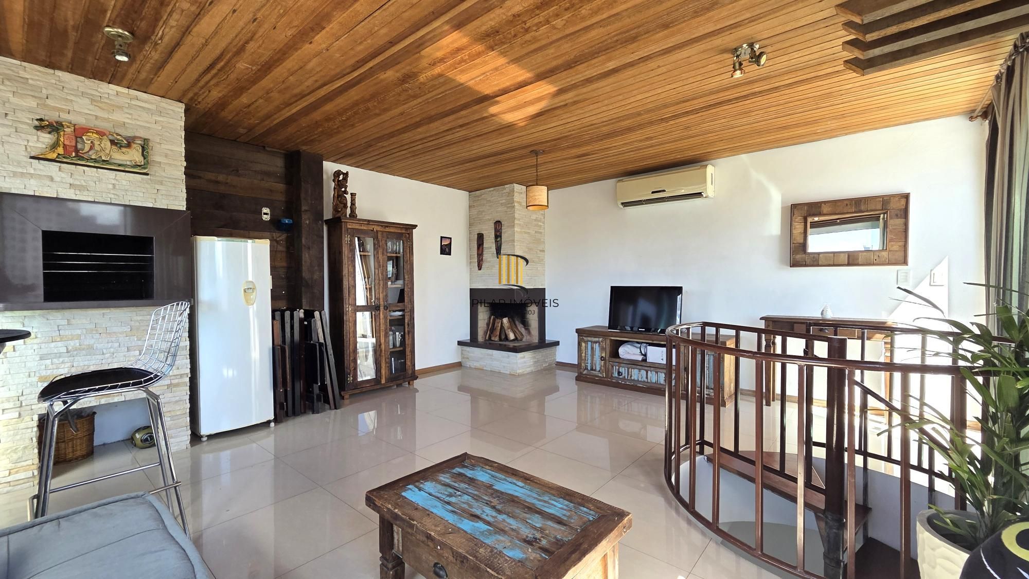 Cobertura duplex com 2 dormitórios e 1 vaga de garagem no bairro Menino Deus – 108,7 m² privativos