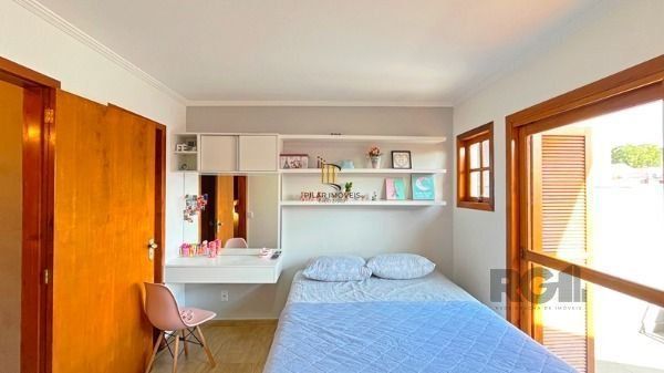 Casa em Porto Alegre, no bairro Guarujá, com 3 dormitório(s), e 3 banheiros, à v