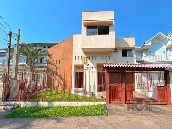 Casa em Porto Alegre, no bairro Nonoai, com 4 dormitório(s), à venda.