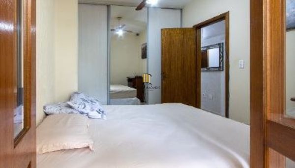 Casa em Porto Alegre, no bairro Ipanema, com 3 dormitório(s), e 3 banheiros, à v