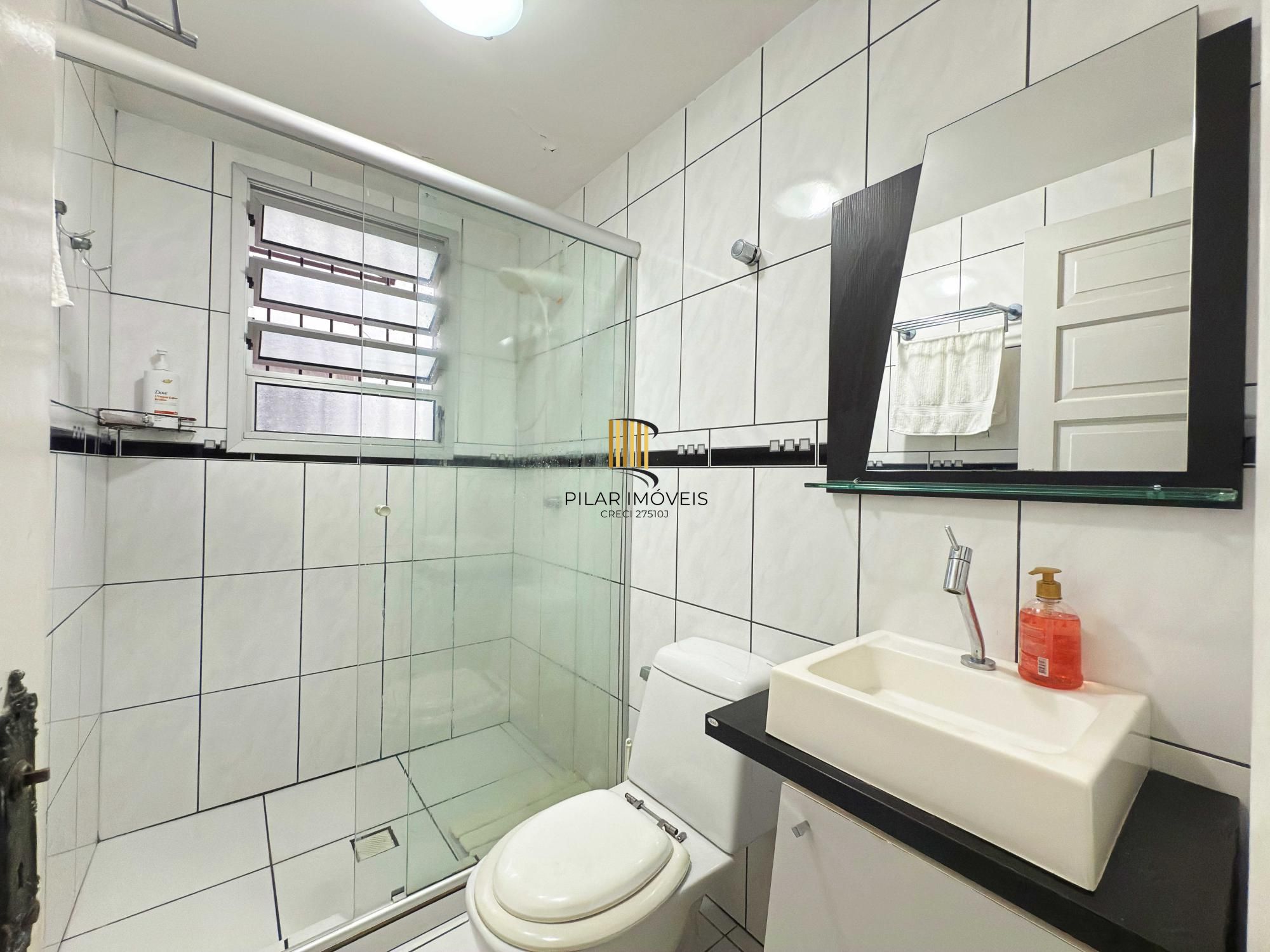 Ótima residência com 4 dormitórios, lareira e piscina no coração do bairro Tristeza.