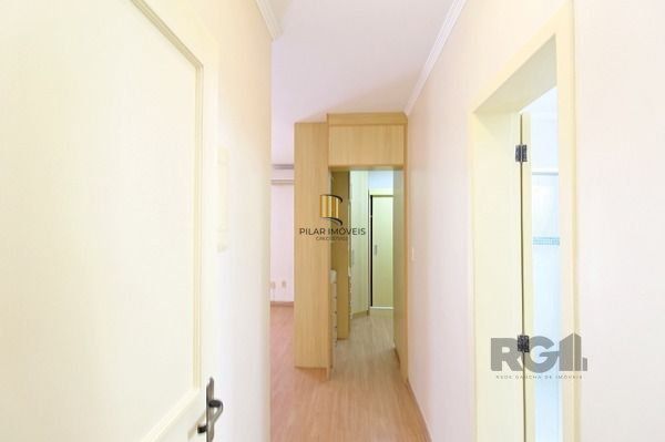 Casa em Porto Alegre, no bairro Nonoai, com 4 dormitório(s), à venda.