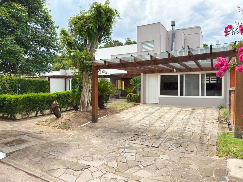 Linda Residência em Condomínio Fechado no Bairro Pedra Redonda.