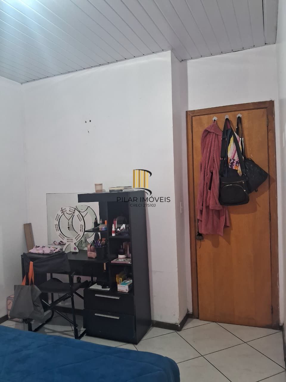 Casa com 2 dormitórios com pátio e edícula.