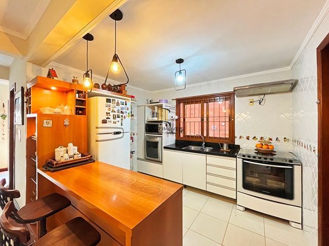 Ótima Residência com 3 dormitórios á venda no Bairro Ipanema.