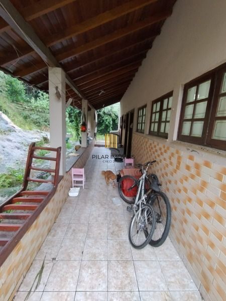 Casa em Porto Alegre, no bairro Vila Nova, com 4 dormitório(s), e 4 banheiros, à
