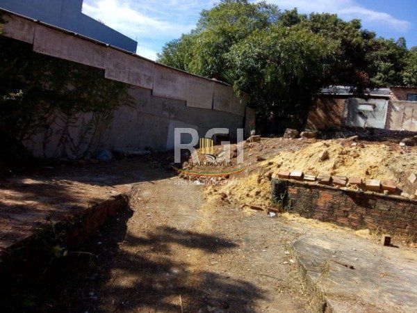 Terreno em Porto Alegre, no bairro Tristeza, à venda.