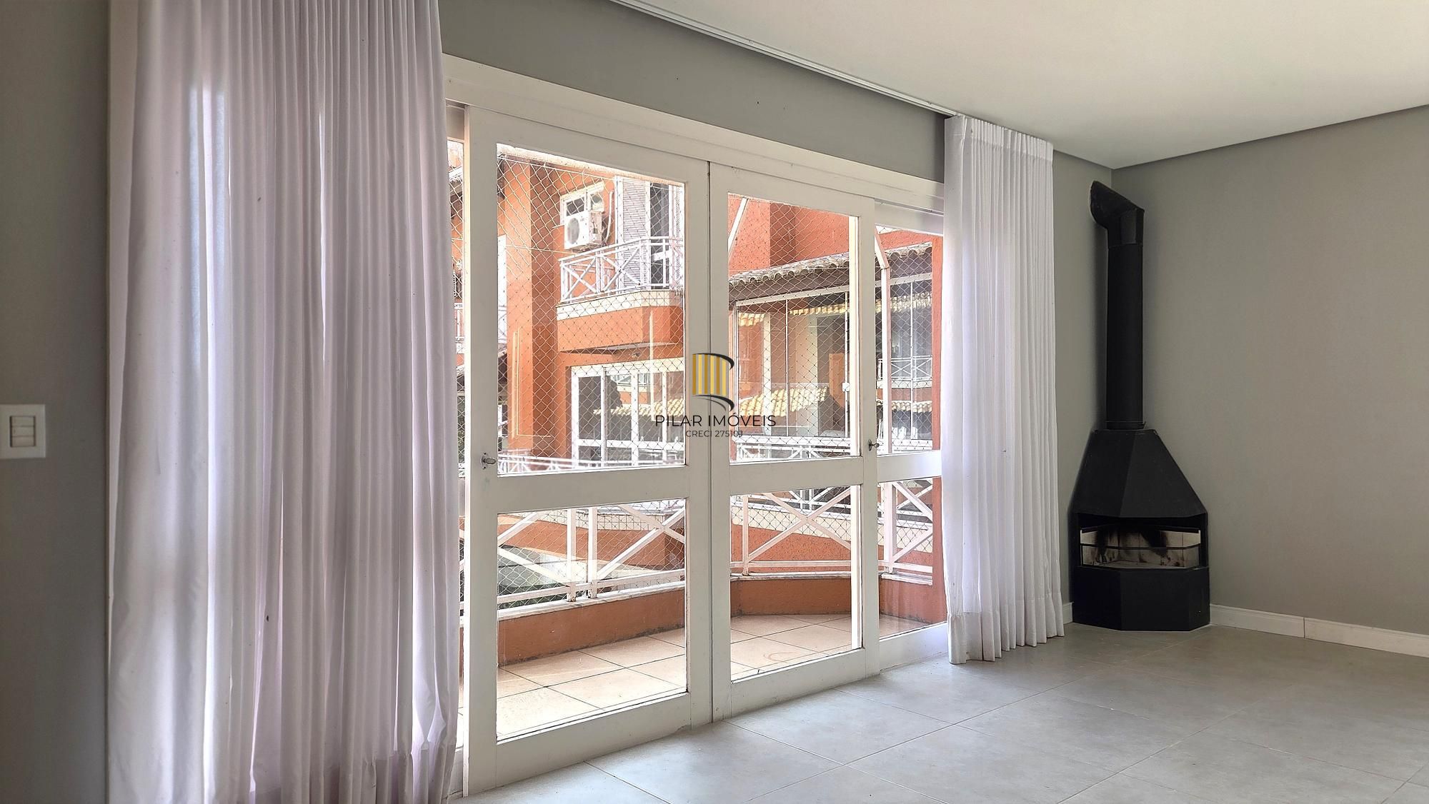Excelente casa em condomínio fechado, com 252 m² de área privativa, com 4 dormitórios, 1 suíte e 2 vagas de garagem.