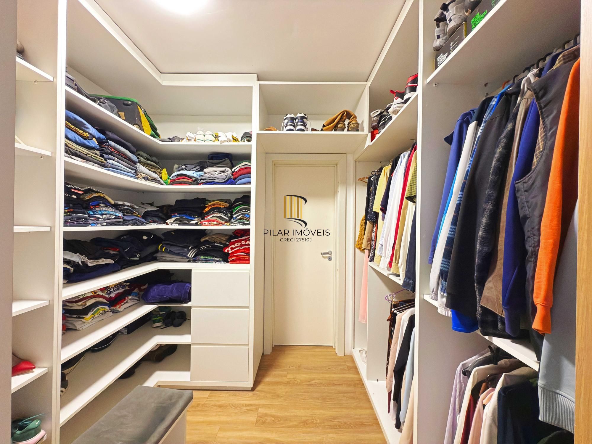 Linda residência com  3 dormitórios, sendo 1 suíte, com Linda Vista do Bairro.