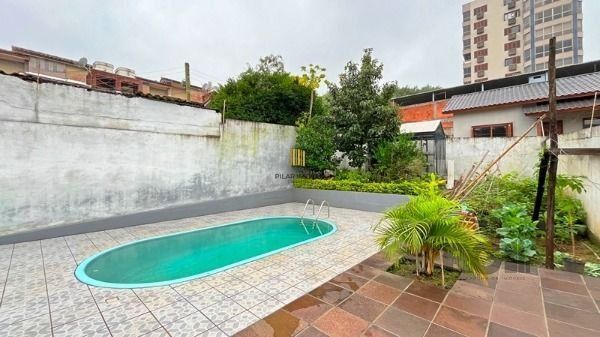 Casa em Porto Alegre, no bairro Tristeza, com 3 dormitório(s), e 3 banheiros, à 
