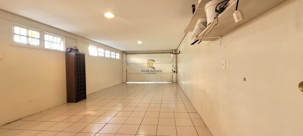 Excelente Casa de Esquina no Residencial Bahamas – Ipanema, com 351m² privativos, 4 dormitórios e duas vagas de garagem.