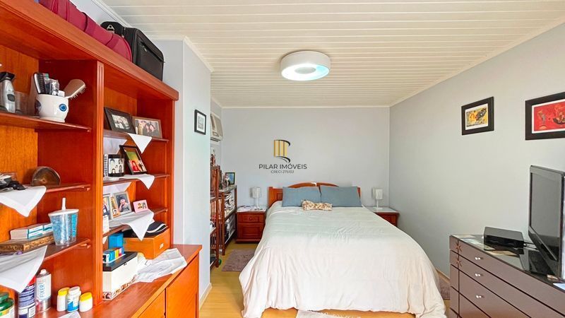 Casa de esquina com 285m², 3 dormitórios, sendo 1 suites, 4 vagas - amplo pátio 