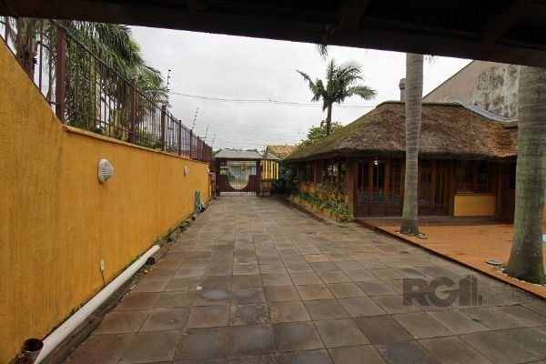 Casa em Porto Alegre, no bairro Guarujá, com 3 dormitório(s), e 3 banheiros, à v