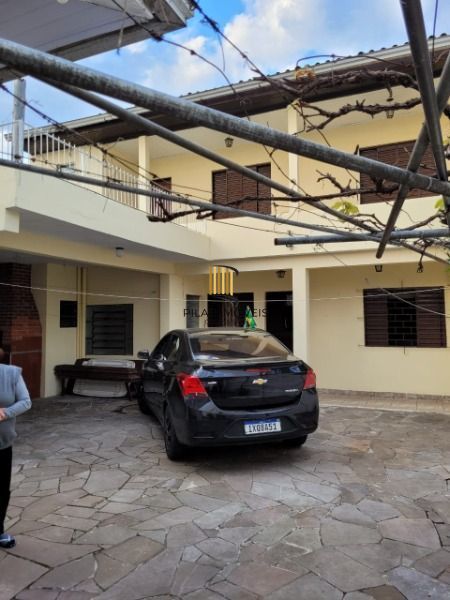 Casa em Porto Alegre, no bairro Cavalhada, com 6 dormitório(s), e 6 banheiros, à