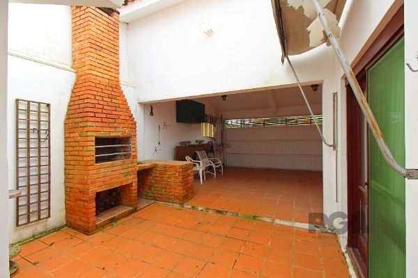 Casa em Porto Alegre, no bairro Guarujá, com 3 dormitório(s), à venda.