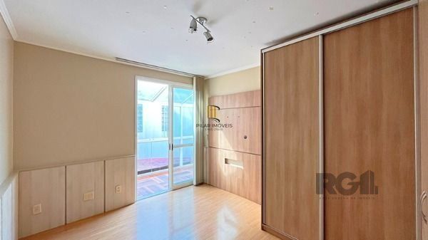 Casa em Porto Alegre, no bairro Nonoai, com 4 dormitório(s), à venda.