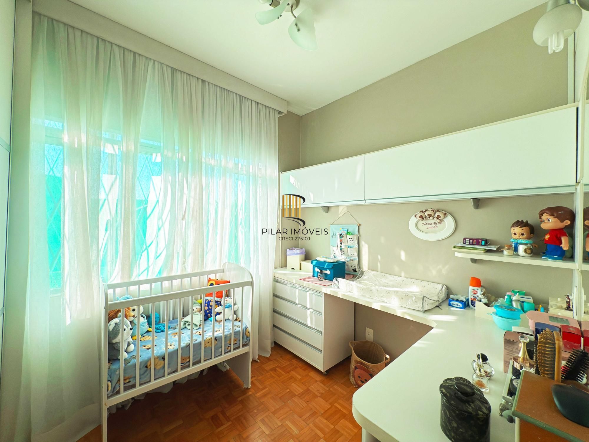 Ótima residência com 4 dormitórios, lareira e piscina no coração do bairro Tristeza.