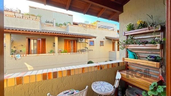 Casa Condominio em Porto Alegre, no bairro Guarujá, com 2 dormitório(s), e 2 ban