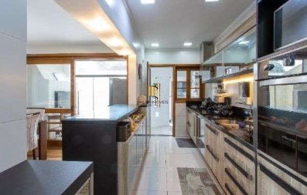 Casa em Porto Alegre, no bairro Ipanema, com 3 dormitório(s), e 3 banheiros, à v