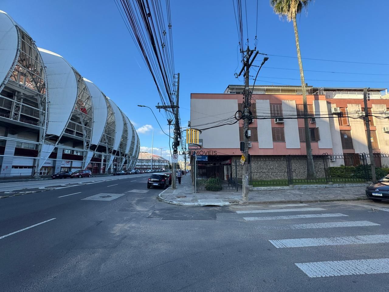 Em frente ao estádio beira Rio, apartamento 2 D , com 79m²,semi mobiliado.