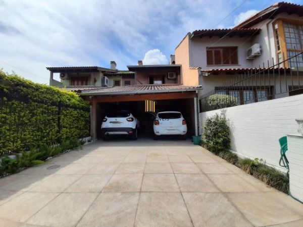 Residência c/ 185m², 3 dormitórios, sendo 1 suites, 2 vagas - Bahamas