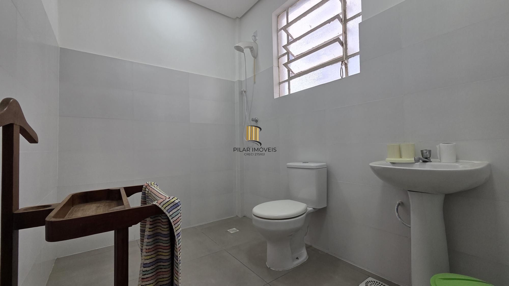 Excelente apartamento semi mobiliado com 87m2 e 2 dormitórios.