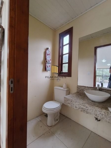 Casa em Porto Alegre, no bairro Vila Nova, com 4 dormitório(s), e 4 banheiros, à