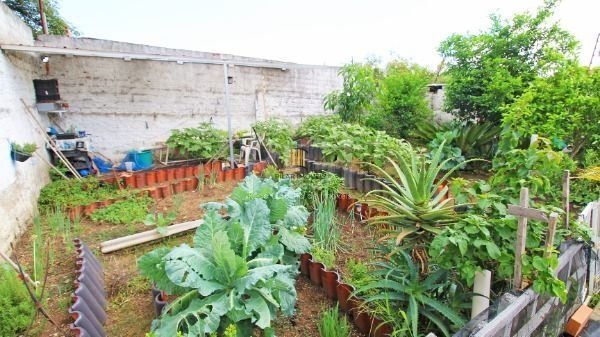 Casa bairro Medianeira, com 3 dormitórios, 2 banheiros, com piscina para venda.