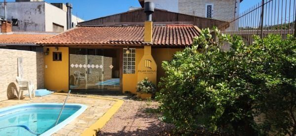 Sobrado em Porto Alegre, no bairro Vila Nova, com 3 dormitório(s), e 3 banheiros