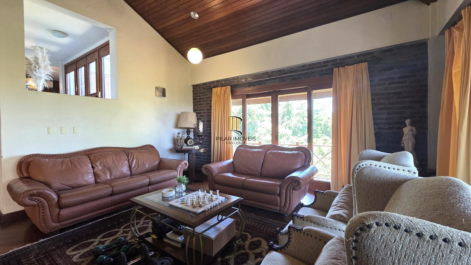 Belíssima residência com 4 dormitórios, 2 suítes com closet e vista deslumbrante para o lago Guaíba.