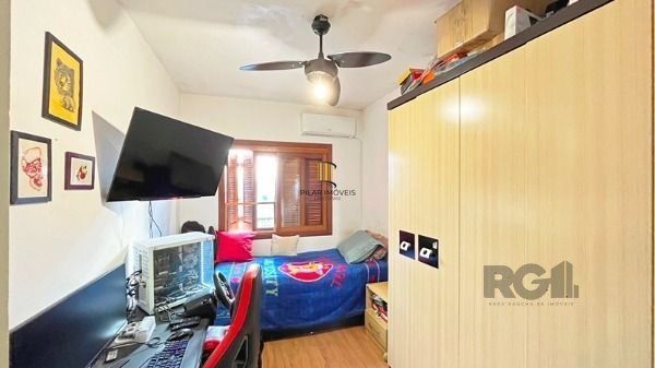 Casa em Porto Alegre, no bairro Ipanema, com 3 dormitório(s), e 3 banheiros, à v