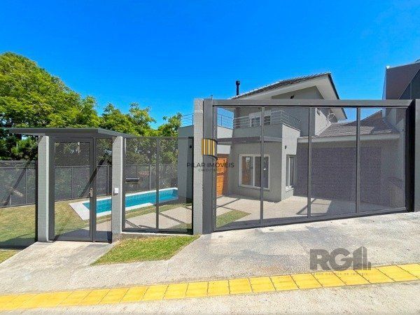 Casa em Porto Alegre, no bairro Jardim Isabel, com 3 dormitório(s), e 3 banheiro