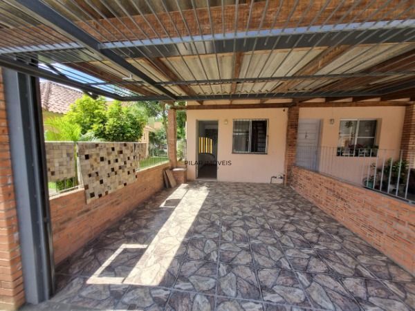 Sobrado em Porto Alegre, no bairro Vila Nova, com 2 dormitório(s), e 2 banheiros
