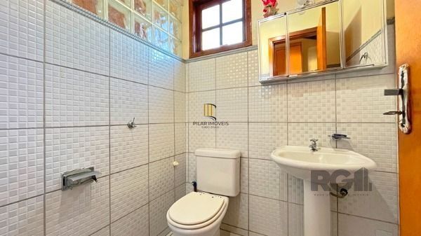 Casa em Porto Alegre, no bairro Nonoai, com 4 dormitório(s), à venda.