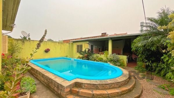 Casa em Porto Alegre, no bairro Ipanema, com 4 dormitório(s), e 4 banheiros, à v
