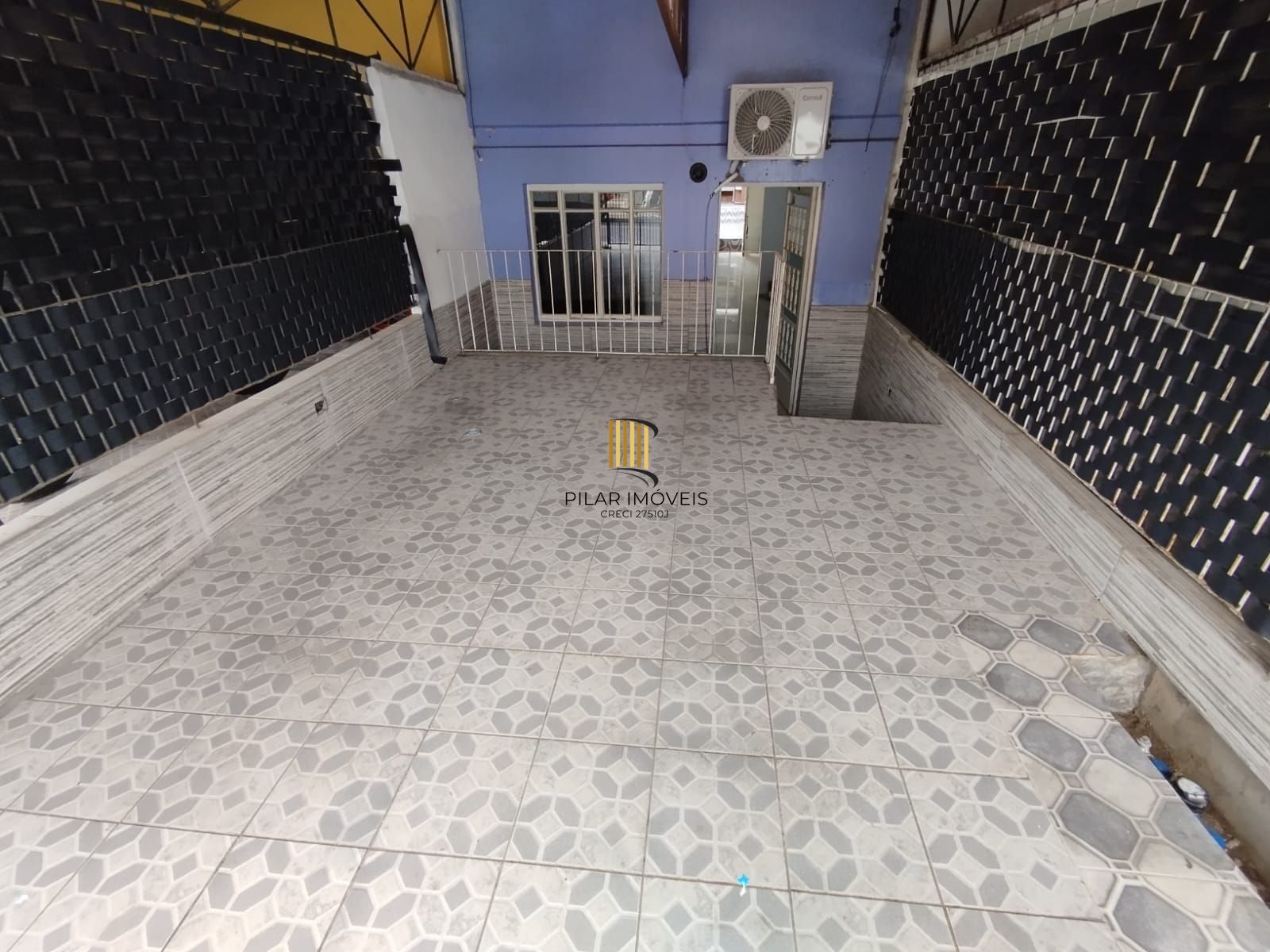 Casa 2 dorm, sala, cozinha, banheiro e área gourmet. Aceita carro no negócio. Nã