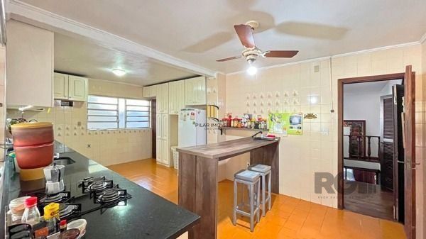 Casa em Porto Alegre, no bairro Tristeza, com 4 dormitório(s), à venda.