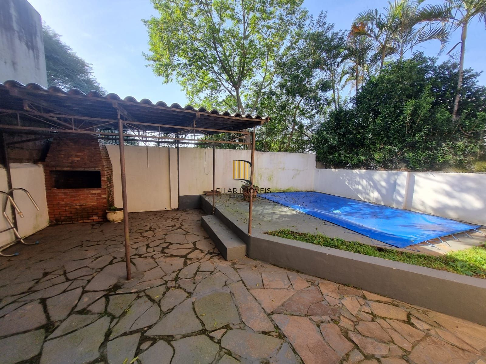 Residência no bairro Camaquã, com 3 dormitório(s), e 3 banheiros,