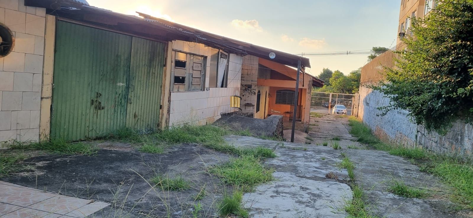 Ótimo terreno com casa em localização privilegiada no bairro.