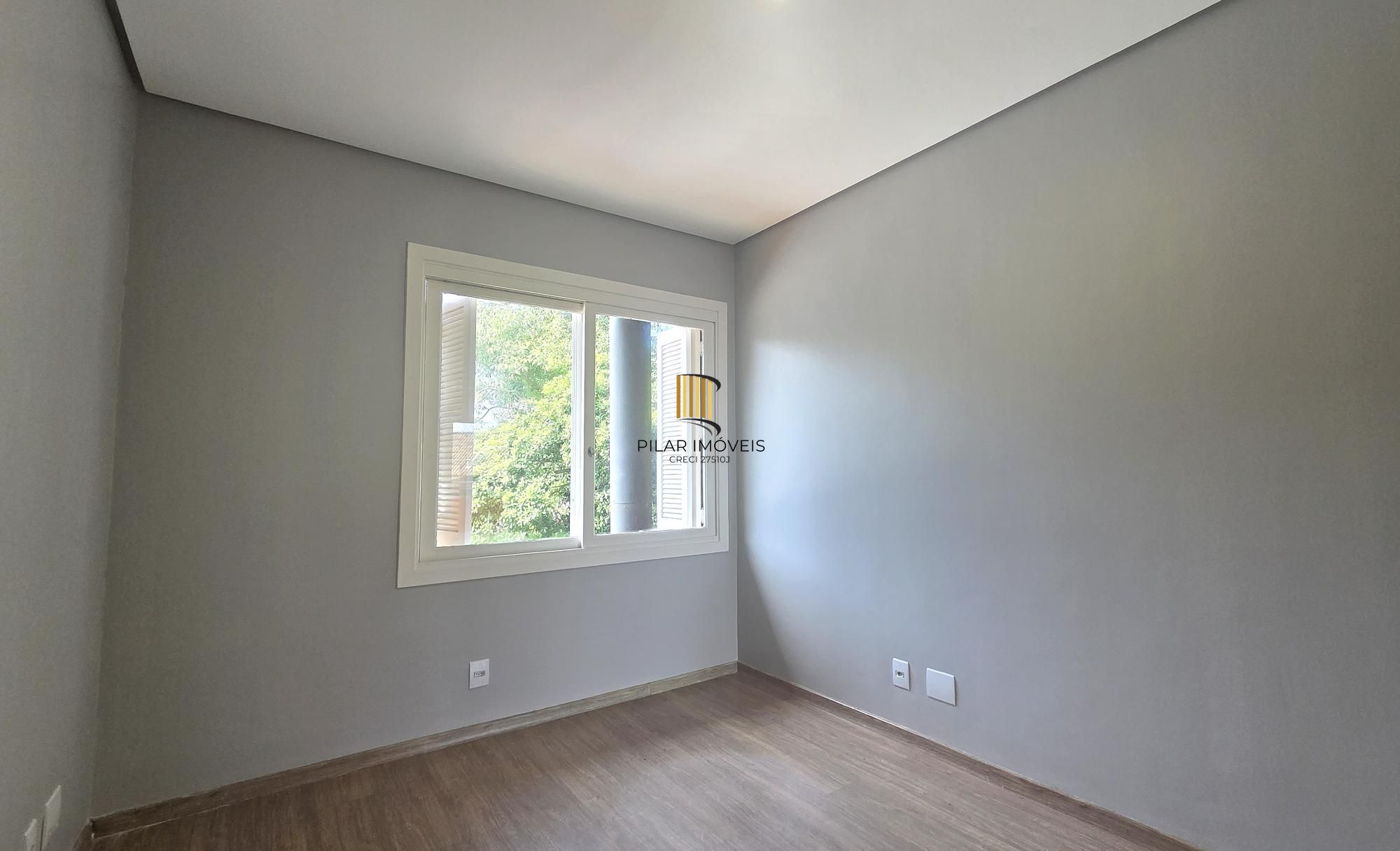 Excelente casa em condomínio fechado, com 252 m² de área privativa, com 4 dormitórios, 1 suíte e 2 vagas de garagem.