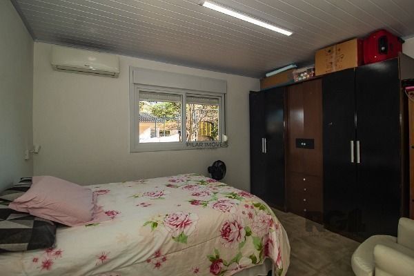 Casa em Porto Alegre, no bairro Vila Nova, com 6 dormitório(s), e 6 banheiros, à