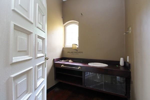 Casa em Porto Alegre, no bairro Pedra Redonda, com 7 dormitório(s), e 7 banheiro