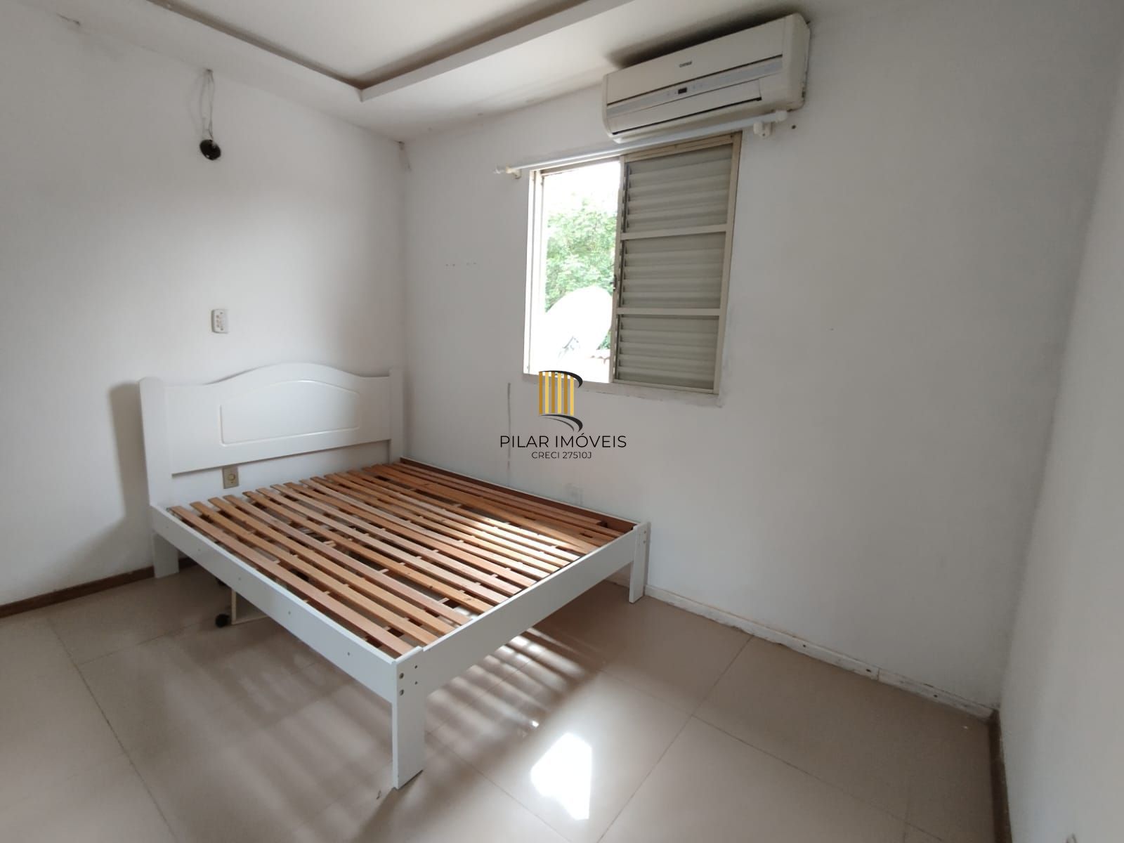 Casa 2 dorm, sala, cozinha, banheiro e área gourmet. Aceita carro no negócio. Nã