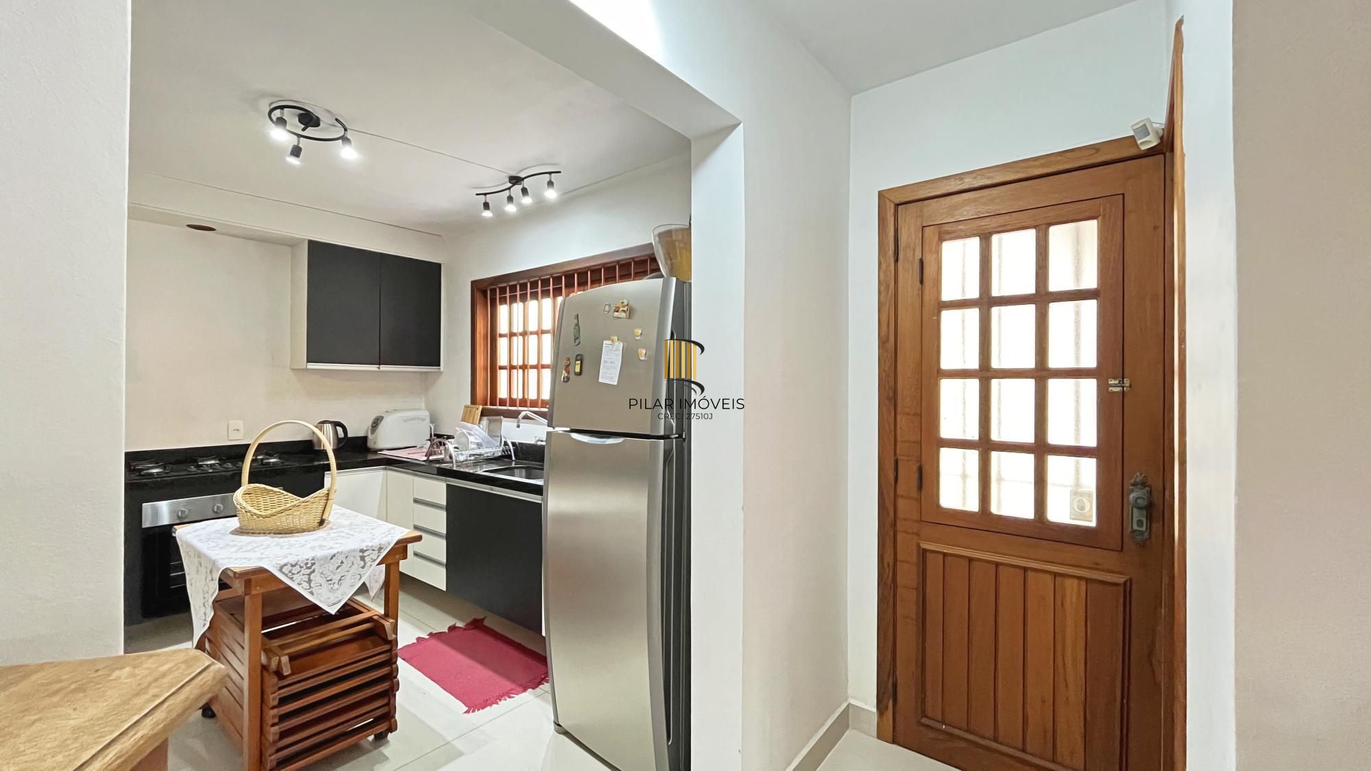 Casa 3D com 2 suítes e piscina.